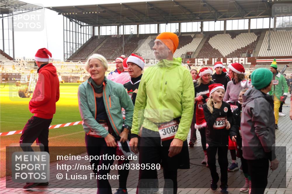 07.12.2025 - St. Pauli X-Mass-Run No. 15 Luisa Fischer http://msf.ph/oto/9389580 07.12.2025 12:05:01 Ziel 5, 5, 3082, 43, 1231, 30, 365, 778, 795, 923, 1228, 1231, 1490, 1504, 2091, 2398, 2404, 2410, 2769, 3021, 3121, 3175, 3176, 3487, 3577, 3581, 3604, 3675, 3688, 3705, 3725, 3833, 3983, 3985, 4008, 4056, 4059, 4302, 4305, 4311, 4329, 4374, 4375, 4386, 4417, 4418, 4420, 4728 meine-sportfotos.de