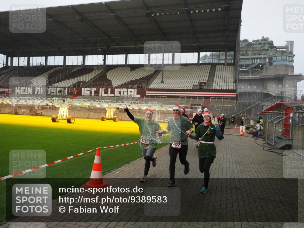 07.12.2025 - St. Pauli X-Mass-Run No. 15 Fabian Wolf http://msf.ph/oto/9389583 07.12.2025 10:21:59 Ziel 1488, 2944, 2945, 3999, 4000, 4321, 4322, 4323, 4415 meine-sportfotos.de