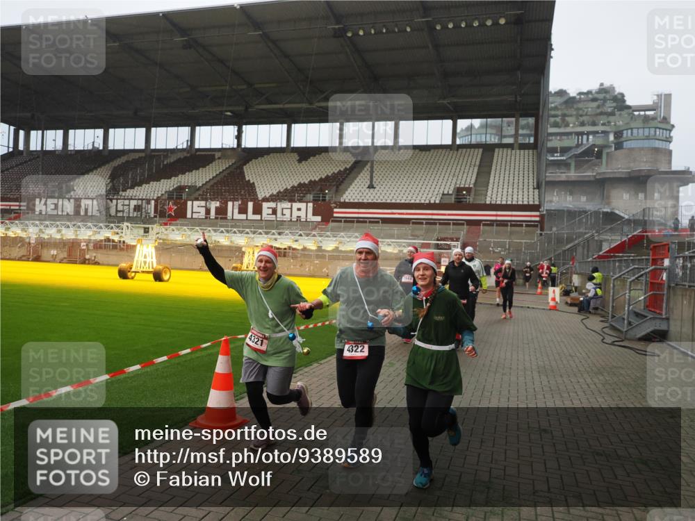 07.12.2025 - St. Pauli X-Mass-Run No. 15 Fabian Wolf http://msf.ph/oto/9389589 07.12.2025 10:22:00 Ziel 1488, 2944, 2945, 3999, 4000, 4321, 4322, 4323, 4415 meine-sportfotos.de