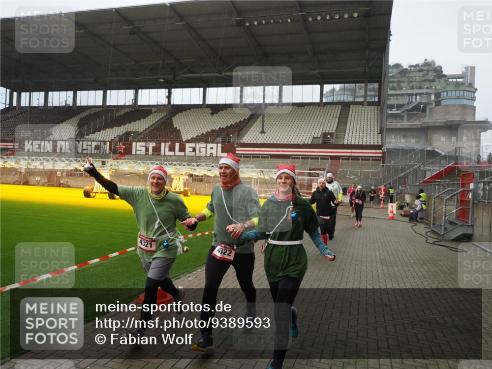 07.12.2025 - St. Pauli X-Mass-Run No. 15 Fabian Wolf http://msf.ph/oto/9389593 07.12.2025 10:22:00 Ziel 1488, 2944, 2945, 3999, 4000, 4321, 4322, 4323, 4415 meine-sportfotos.de