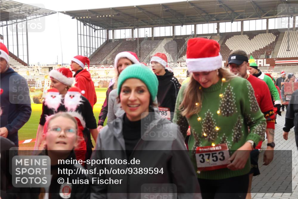 07.12.2025 - St. Pauli X-Mass-Run No. 15 Luisa Fischer http://msf.ph/oto/9389594 07.12.2025 12:05:05 Ziel 795, 3753, 276, 1228, 1231, 1490, 1504, 2091, 2398, 2404, 2410, 2769, 3021, 3175, 3176, 3487, 3569, 3577, 3581, 3604, 3675, 3688, 3705, 3725, 3833, 3983, 3985, 4008, 4056, 4059, 4302, 4305, 4311, 4329, 4374, 4375, 4386, 4417, 4418, 4420, 4728 meine-sportfotos.de