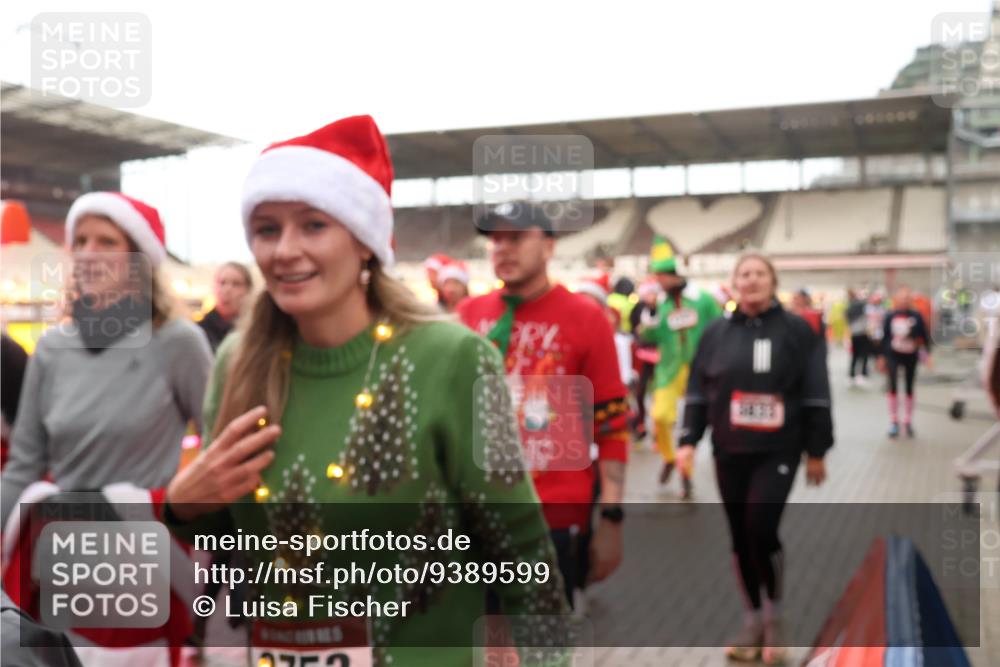 07.12.2025 - St. Pauli X-Mass-Run No. 15 Luisa Fischer http://msf.ph/oto/9389599 07.12.2025 12:05:06 Ziel 4305, 1228, 1231, 1490, 1504, 2398, 2404, 2410, 2769, 3021, 3175, 3176, 3487, 3569, 3577, 3581, 3604, 3675, 3688, 3705, 3725, 3833, 4008, 4056, 4059, 4302, 4305, 4311, 4329, 4374, 4375, 4386, 4417, 4418, 4420, 4728 meine-sportfotos.de