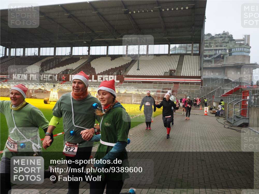 07.12.2025 - St. Pauli X-Mass-Run No. 15 Fabian Wolf http://msf.ph/oto/9389600 07.12.2025 10:22:00 Ziel 1488, 2944, 2945, 3999, 4000, 4321, 4322, 4323, 4415 meine-sportfotos.de