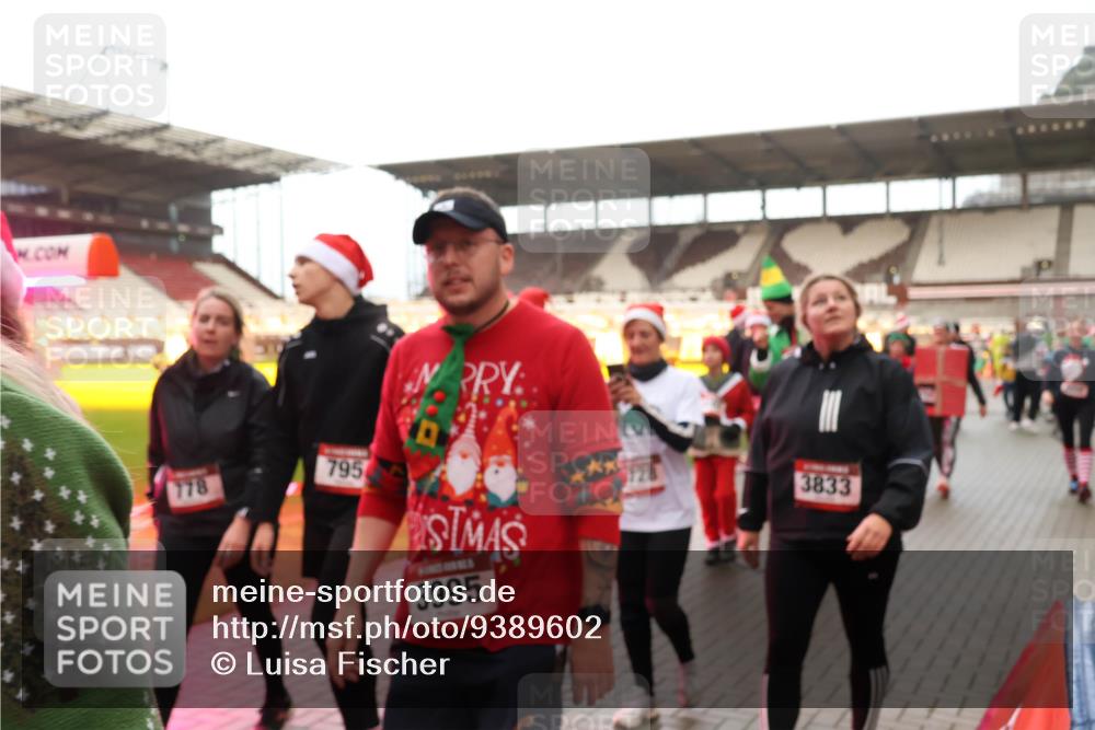 07.12.2025 - St. Pauli X-Mass-Run No. 15 Luisa Fischer http://msf.ph/oto/9389602 07.12.2025 12:05:07 Ziel 778, 795, 3995, 3833, 1228, 1231, 1490, 1504, 2404, 2410, 2769, 3021, 3175, 3176, 3487, 3569, 3577, 3581, 3604, 3675, 3688, 3725, 3833, 4008, 4056, 4059, 4302, 4305, 4311, 4329, 4374, 4375, 4386, 4417, 4418, 4420, 4728 meine-sportfotos.de