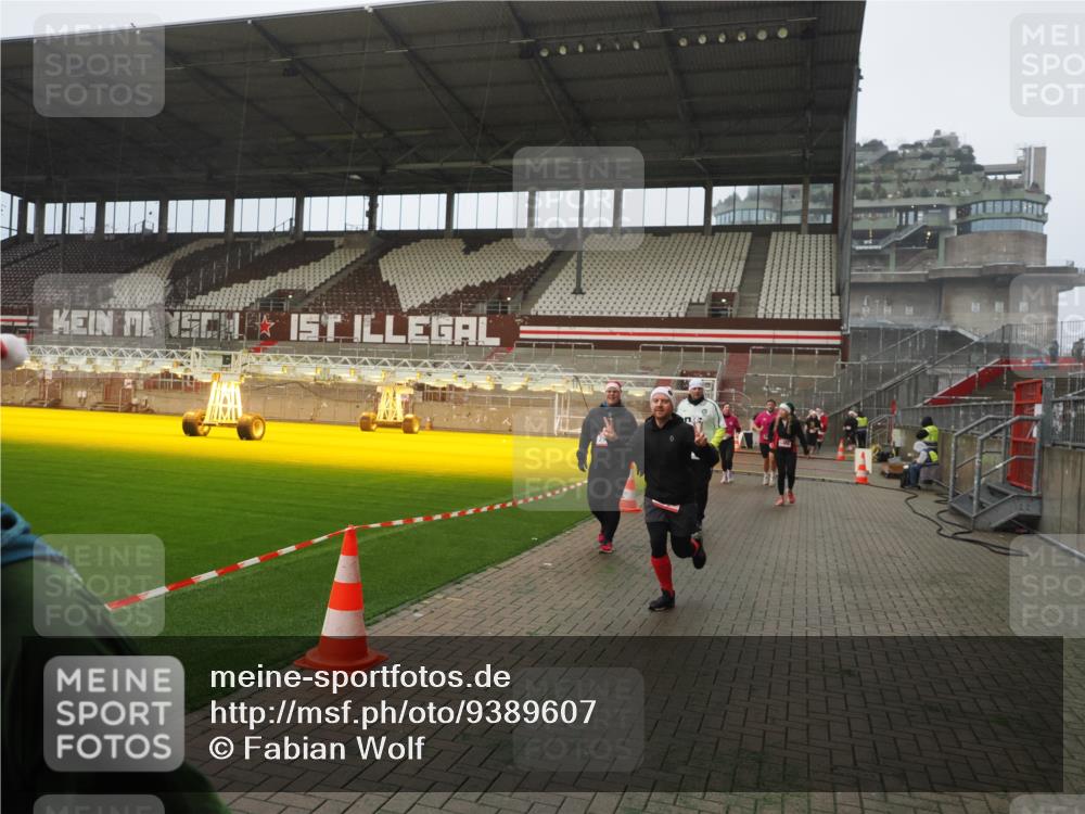07.12.2025 - St. Pauli X-Mass-Run No. 15 Fabian Wolf http://msf.ph/oto/9389607 07.12.2025 10:22:01 Ziel 1488, 2944, 2945, 3999, 4000, 4321, 4322, 4323, 4415 meine-sportfotos.de