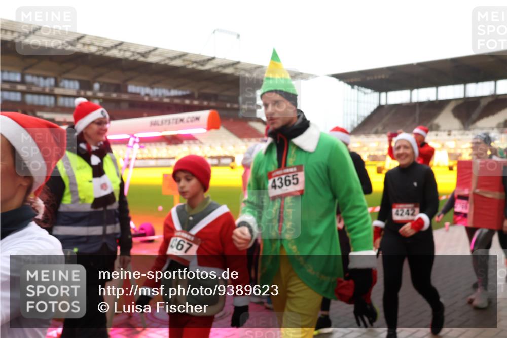 07.12.2025 - St. Pauli X-Mass-Run No. 15 Luisa Fischer http://msf.ph/oto/9389623 07.12.2025 12:05:12 Ziel 067, 4365, 4242, 1490, 2404, 2410, 2769, 3021, 3175, 3176, 3372, 3487, 3569, 3577, 3581, 3604, 3675, 3688, 3725, 3833, 4056, 4059, 4329, 4374, 4375, 4386, 4417, 4418, 4420 meine-sportfotos.de