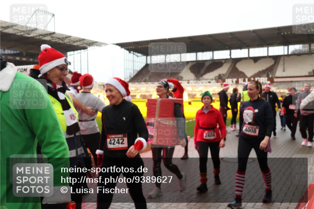 07.12.2025 - St. Pauli X-Mass-Run No. 15 Luisa Fischer http://msf.ph/oto/9389627 07.12.2025 12:05:13 Ziel 4242, 2404, 4008, 1444, 1445, 1490, 2404, 2410, 2769, 3021, 3175, 3176, 3372, 3487, 3569, 3577, 3581, 3604, 3675, 3688, 3725, 3833, 4056, 4059, 4329, 4375, 4417, 4418, 4420 meine-sportfotos.de