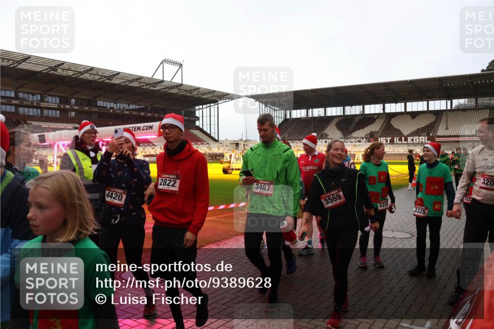07.12.2025 - St. Pauli X-Mass-Run No. 15 Luisa Fischer http://msf.ph/oto/9389628 07.12.2025 12:05:36 Ziel 6334, 4420, 2822, 3487, 96, 3569, 3316, 3325, 10, 3322, 320, 666, 860, 1244, 1303, 1304, 1444, 1445, 1446, 1781, 2227, 3021, 3175, 3176, 3268, 3273, 3279, 3372, 3487, 3569, 3577, 3581, 4329, 4417, 4418, 4420, 4719, 4748, 4789 meine-sportfotos.de
