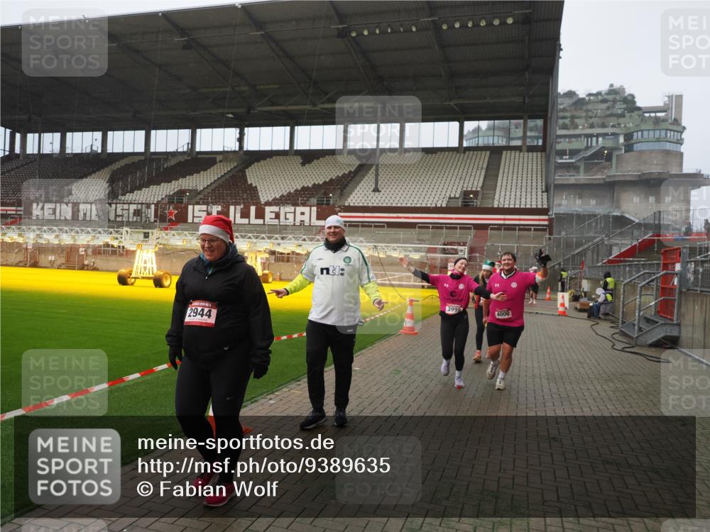 07.12.2025 - St. Pauli X-Mass-Run No. 15 Fabian Wolf http://msf.ph/oto/9389635 07.12.2025 10:22:05 Ziel 1371, 1488, 2819, 2944, 2945, 3431, 3736, 3999, 4000, 4321, 4322, 4323, 4415 meine-sportfotos.de
