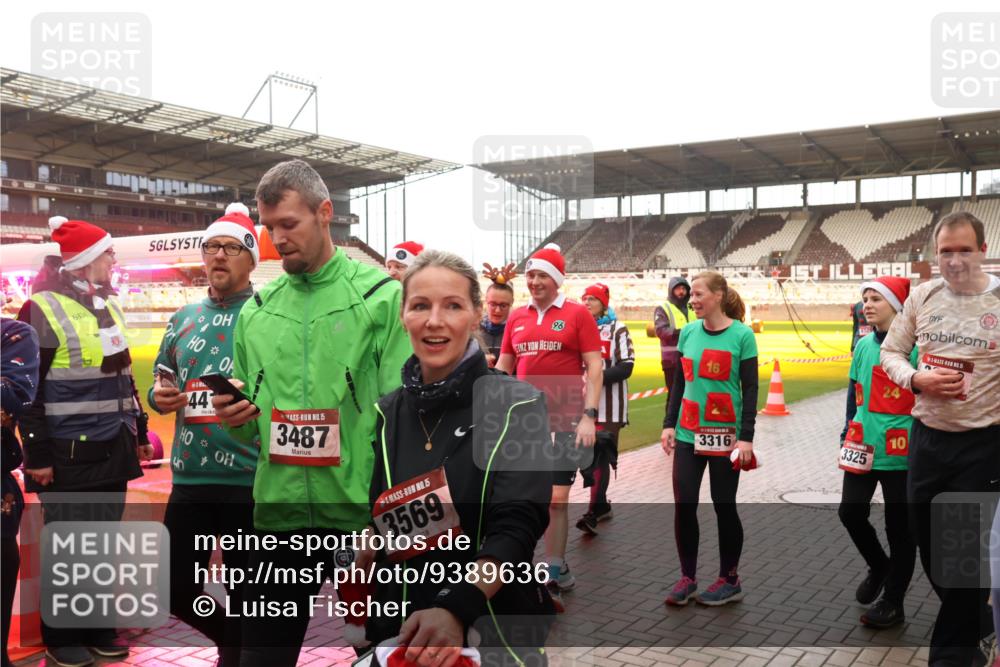 07.12.2025 - St. Pauli X-Mass-Run No. 15 Luisa Fischer http://msf.ph/oto/9389636 07.12.2025 12:05:38 Ziel 6334, 44, 15, 3487, 5, 3569, 96, 16, 1, 3316, 3325, 412, 15, 10, 666, 860, 1244, 1303, 1304, 1444, 1445, 1446, 1781, 2227, 3021, 3175, 3176, 3268, 3273, 3279, 3372, 3487, 3569, 3577, 3581, 4329, 4719, 4729, 4748, 4787, 4788, 4789 meine-sportfotos.de