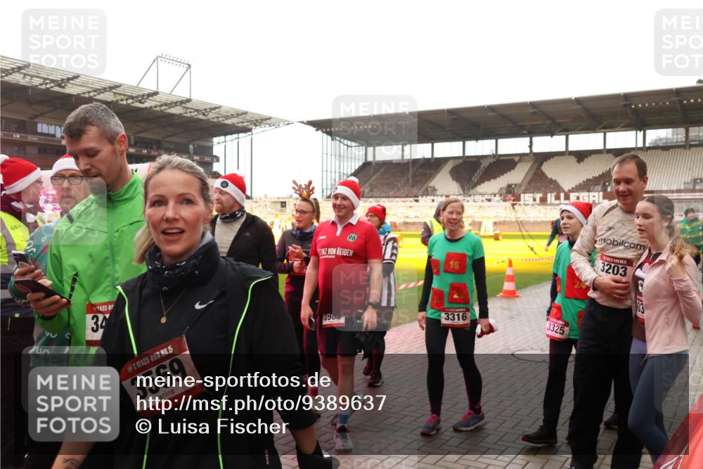 07.12.2025 - St. Pauli X-Mass-Run No. 15 Luisa Fischer http://msf.ph/oto/9389637 07.12.2025 12:05:38 Ziel 6334, 34, 96, 16, 15, 3569, 3965, 3316, 3325, 3203, 666, 860, 1244, 1303, 1304, 1444, 1445, 1446, 1781, 2227, 3021, 3175, 3176, 3268, 3273, 3279, 3372, 3487, 3569, 3577, 3581, 4329, 4719, 4729, 4748, 4787, 4788, 4789 meine-sportfotos.de