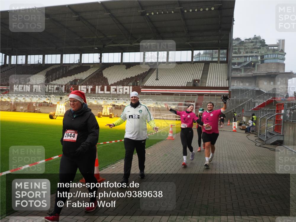 07.12.2025 - St. Pauli X-Mass-Run No. 15 Fabian Wolf http://msf.ph/oto/9389638 07.12.2025 10:22:05 Ziel 1371, 1488, 2819, 2944, 2945, 3431, 3736, 3999, 4000, 4321, 4322, 4323, 4415 meine-sportfotos.de