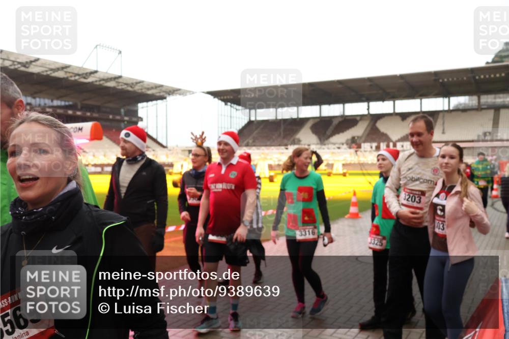 07.12.2025 - St. Pauli X-Mass-Run No. 15 Luisa Fischer http://msf.ph/oto/9389639 07.12.2025 12:05:39 Ziel 15, 569, 3316, 3203, 03, 666, 860, 1244, 1303, 1304, 1444, 1445, 1446, 1781, 2227, 3021, 3175, 3176, 3268, 3273, 3279, 3372, 3487, 3569, 3577, 3581, 4329, 4719, 4729, 4748, 4787, 4788, 4789 meine-sportfotos.de