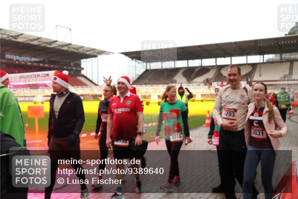 07.12.2025 - St. Pauli X-Mass-Run No. 15 Luisa Fischer http://msf.ph/oto/9389640 07.12.2025 12:05:39 Ziel 398, 3316, 3203, 3031, 666, 860, 1244, 1303, 1304, 1444, 1445, 1446, 1781, 2227, 3021, 3175, 3176, 3268, 3273, 3279, 3372, 3487, 3569, 3577, 3581, 4329, 4719, 4729, 4748, 4787, 4788, 4789 meine-sportfotos.de