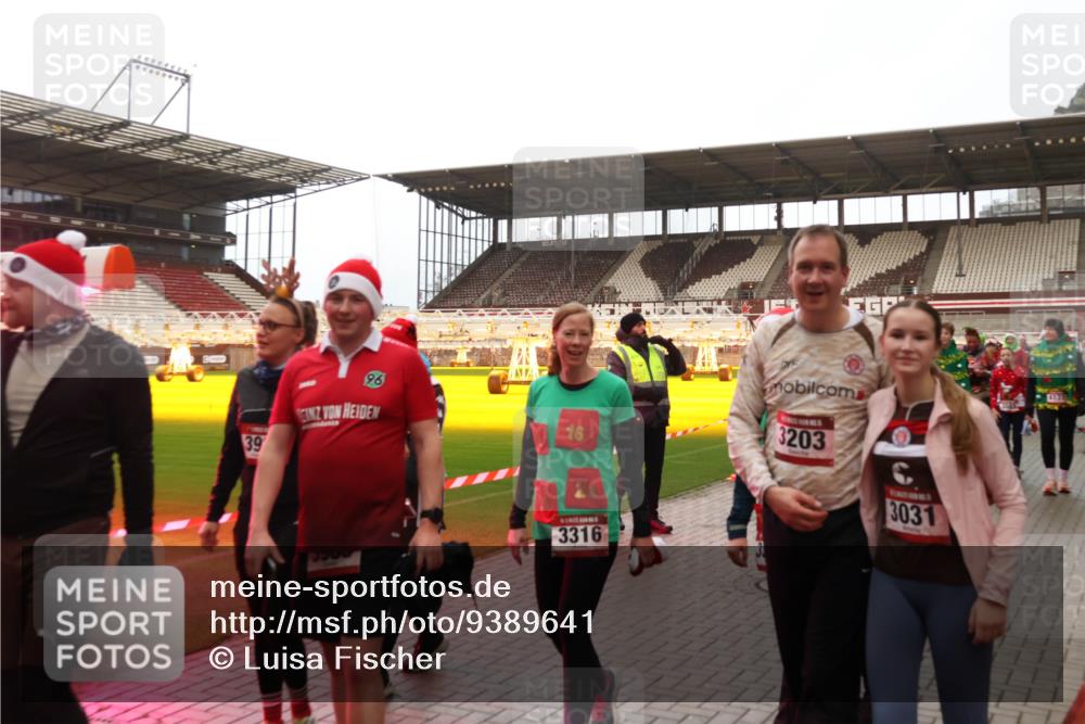 07.12.2025 - St. Pauli X-Mass-Run No. 15 Luisa Fischer http://msf.ph/oto/9389641 07.12.2025 12:05:39 Ziel 39, 96, 16, 3203, 3031, 3549, 3316, 4131, 666, 860, 1244, 1303, 1304, 1444, 1445, 1446, 1781, 2227, 3021, 3175, 3176, 3268, 3273, 3279, 3372, 3487, 3569, 3577, 3581, 4329, 4719, 4729, 4748, 4787, 4788, 4789 meine-sportfotos.de
