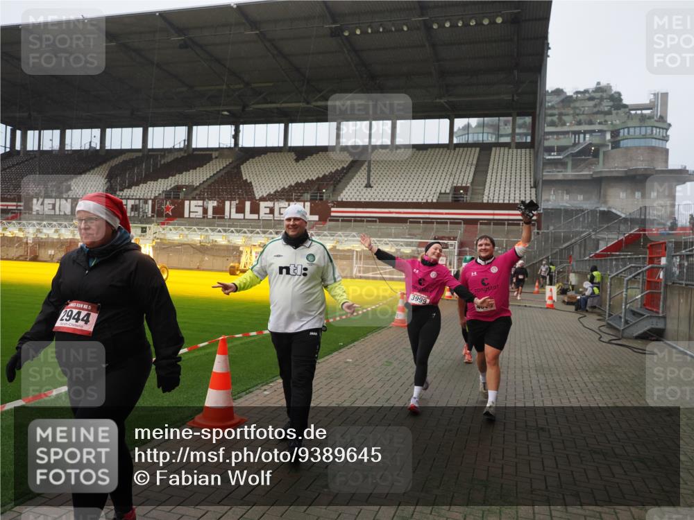 07.12.2025 - St. Pauli X-Mass-Run No. 15 Fabian Wolf http://msf.ph/oto/9389645 07.12.2025 10:22:05 Ziel 1371, 1488, 2819, 2944, 2945, 3431, 3736, 3999, 4000, 4321, 4322, 4323, 4415 meine-sportfotos.de