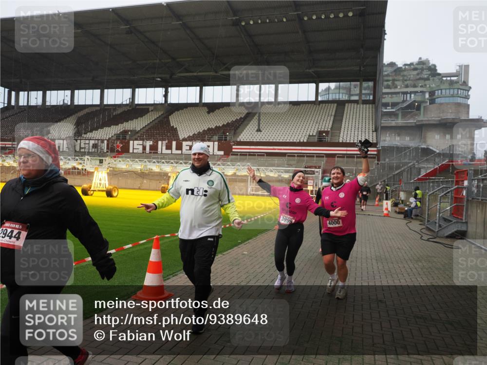 07.12.2025 - St. Pauli X-Mass-Run No. 15 Fabian Wolf http://msf.ph/oto/9389648 07.12.2025 10:22:05 Ziel 1371, 1488, 2819, 2944, 2945, 3431, 3736, 3999, 4000, 4321, 4322, 4323, 4415 meine-sportfotos.de