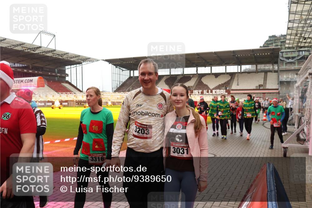 07.12.2025 - St. Pauli X-Mass-Run No. 15 Luisa Fischer http://msf.ph/oto/9389650 07.12.2025 12:05:41 Ziel 96, 16, 15, 3203, 15, 3316, 15, 3031, 4131, 3324, 666, 860, 1244, 1303, 1304, 1444, 1445, 1446, 1781, 2227, 3021, 3175, 3176, 3268, 3273, 3279, 3372, 3487, 3569, 3577, 3581, 4329, 4719, 4729, 4748, 4787, 4788, 4789 meine-sportfotos.de
