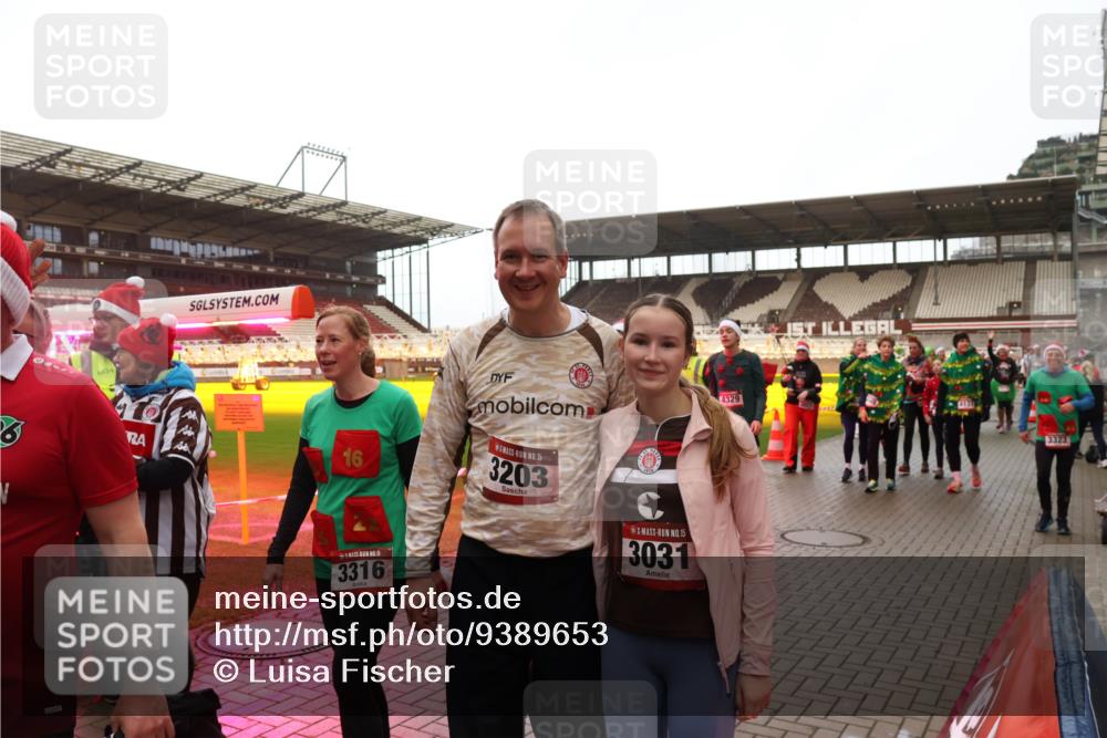 07.12.2025 - St. Pauli X-Mass-Run No. 15 Luisa Fischer http://msf.ph/oto/9389653 07.12.2025 12:05:42 Ziel 6834, 16, 1, 15, 3316, 15, 3203, 15, 3031, 4329, 3323, 666, 860, 1244, 1303, 1304, 1444, 1445, 1446, 1781, 2227, 3021, 3175, 3176, 3268, 3273, 3279, 3372, 3487, 3569, 3577, 3581, 4329, 4719, 4729, 4748, 4787, 4788, 4789 meine-sportfotos.de