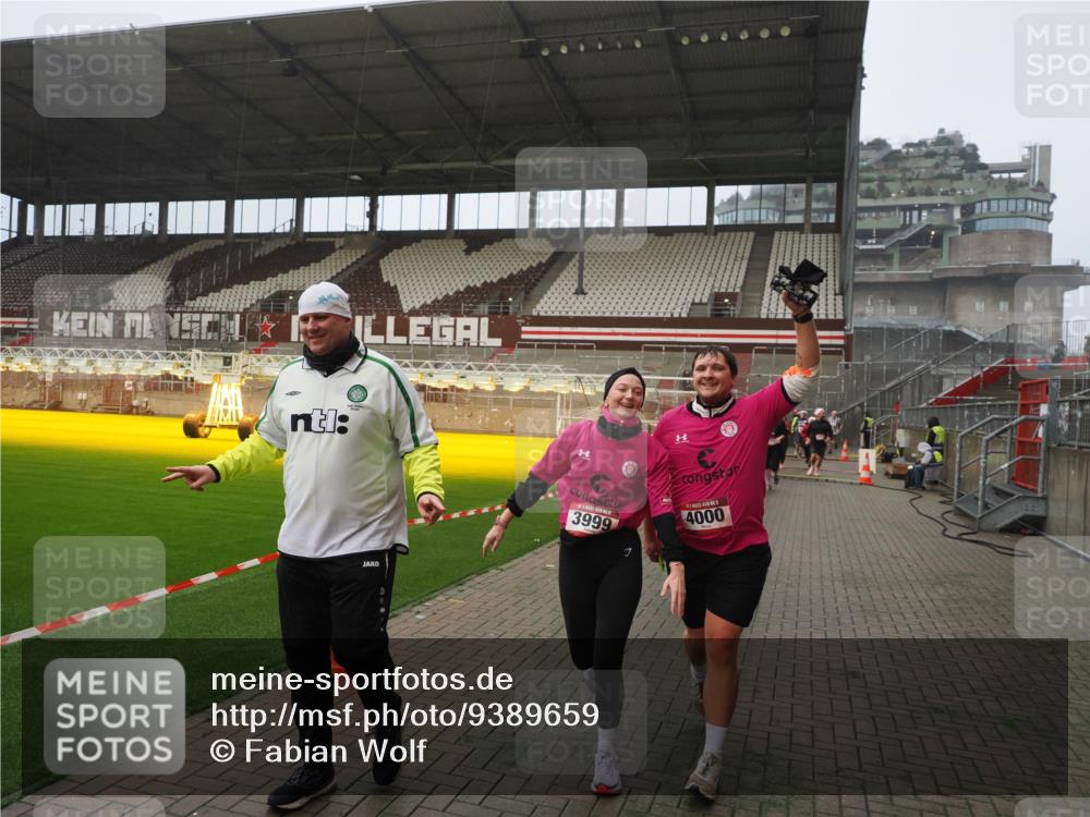07.12.2025 - St. Pauli X-Mass-Run No. 15 Fabian Wolf http://msf.ph/oto/9389659 07.12.2025 10:22:06 Ziel 1371, 1488, 2817, 2818, 2819, 2945, 3431, 3736, 3999, 4000, 4321, 4322, 4323, 4415 meine-sportfotos.de