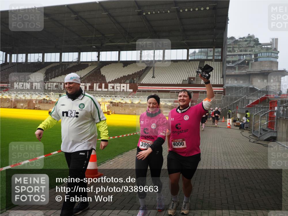 07.12.2025 - St. Pauli X-Mass-Run No. 15 Fabian Wolf http://msf.ph/oto/9389663 07.12.2025 10:22:06 Ziel 1371, 1488, 2817, 2818, 2819, 2945, 3431, 3736, 3999, 4000, 4321, 4322, 4323, 4415 meine-sportfotos.de