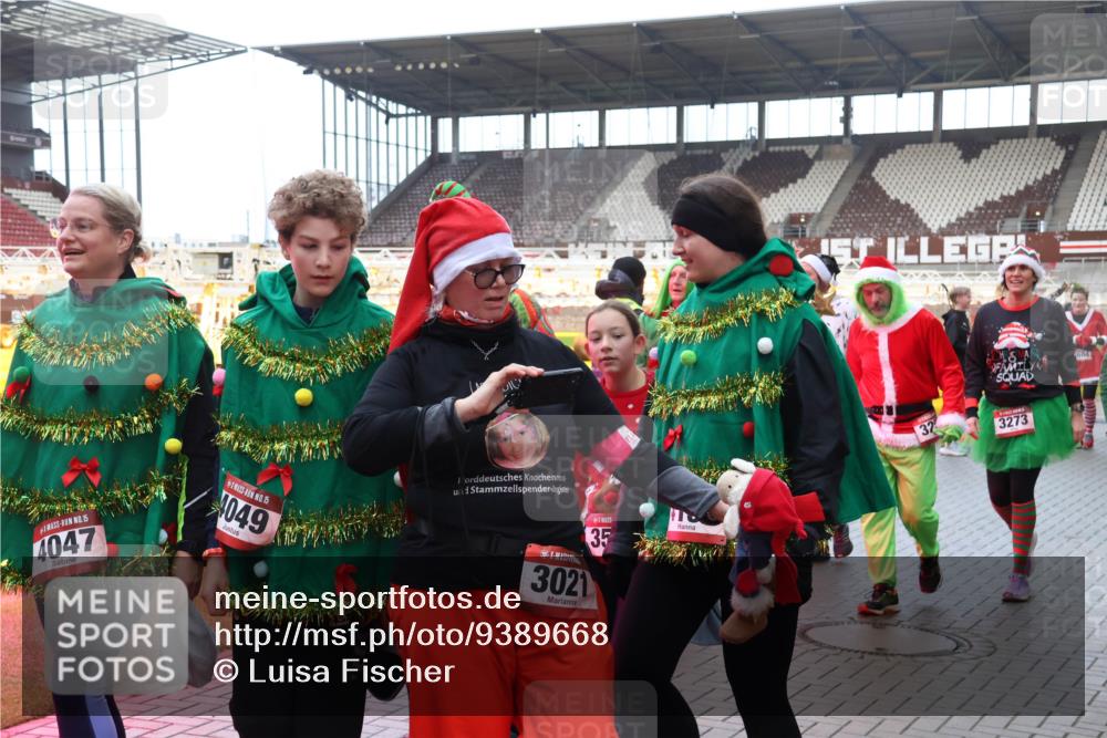 07.12.2025 - St. Pauli X-Mass-Run No. 15 Luisa Fischer http://msf.ph/oto/9389668 07.12.2025 12:05:50 Ziel 15, 4047, 15, 4049, 35, 3021, 32, 3273, 666, 860, 1244, 1303, 1304, 1444, 1445, 1446, 1781, 2227, 3268, 3273, 3279, 3372, 3569, 4719, 4729, 4748, 4787, 4788, 4789 meine-sportfotos.de