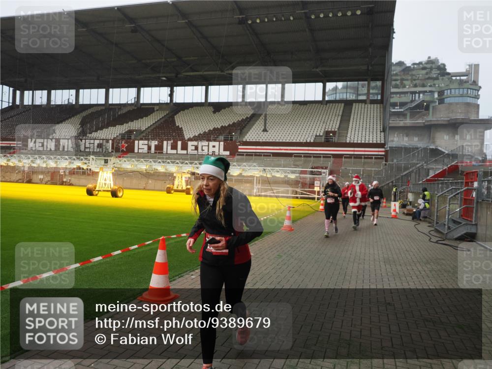 07.12.2025 - St. Pauli X-Mass-Run No. 15 Fabian Wolf http://msf.ph/oto/9389679 07.12.2025 10:22:08 Ziel 1371, 1488, 2817, 2818, 2819, 2945, 3431, 3736, 3999, 4000, 4321, 4322, 4323, 4415 meine-sportfotos.de