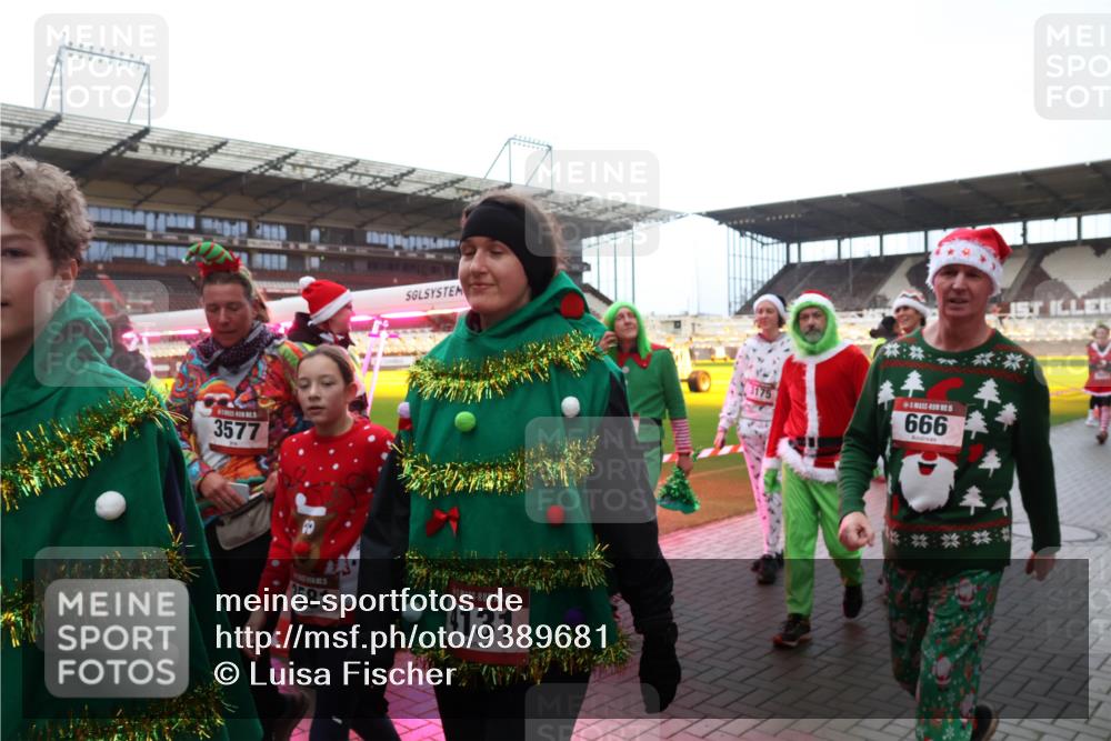 07.12.2025 - St. Pauli X-Mass-Run No. 15 Luisa Fischer http://msf.ph/oto/9389681 07.12.2025 12:05:53 Ziel 3577, 3581, 15, 4131, 666, 5, 666, 860, 1244, 1303, 1304, 1444, 1445, 1446, 1781, 2227, 3268, 3273, 3279, 3372, 4719, 4729, 4748, 4787, 4788, 4789 meine-sportfotos.de