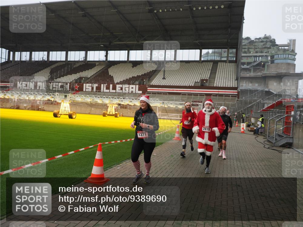 07.12.2025 - St. Pauli X-Mass-Run No. 15 Fabian Wolf http://msf.ph/oto/9389690 07.12.2025 10:22:11 Ziel 1371, 1488, 2817, 2818, 2819, 3431, 3736, 3999, 4000, 4321, 4322, 4323, 4415, 4774 meine-sportfotos.de