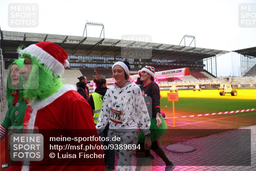 07.12.2025 - St. Pauli X-Mass-Run No. 15 Luisa Fischer http://msf.ph/oto/9389694 07.12.2025 12:05:56 Ziel 15, 279, 3175, 666, 860, 1244, 1303, 1304, 1444, 1445, 1446, 1781, 2227, 3268, 3273, 3279, 3372, 4719, 4729, 4748, 4787, 4788, 4789 meine-sportfotos.de