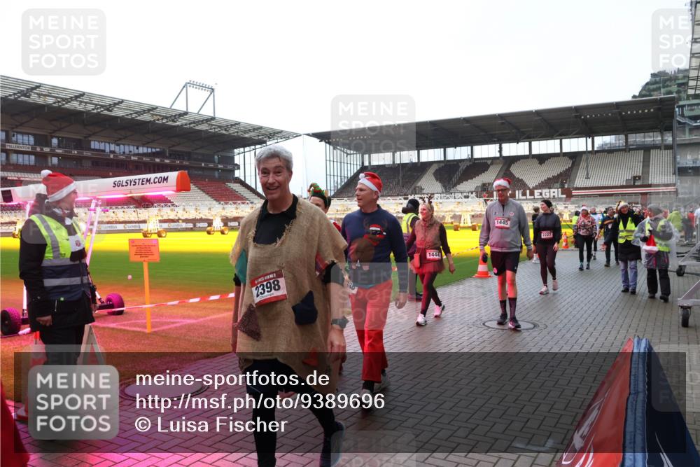 07.12.2025 - St. Pauli X-Mass-Run No. 15 Luisa Fischer http://msf.ph/oto/9389696 07.12.2025 12:06:02 Ziel 63, 15, 2398, 388, 1444, 1445, 2227, 5, 6, 666, 860, 1244, 1303, 1304, 1446, 1781, 2227, 3106, 3107, 3137, 3268, 3273, 3279, 4176, 4307, 4326, 4327, 4357, 4719, 4729, 4748, 4787, 4788, 4789 meine-sportfotos.de