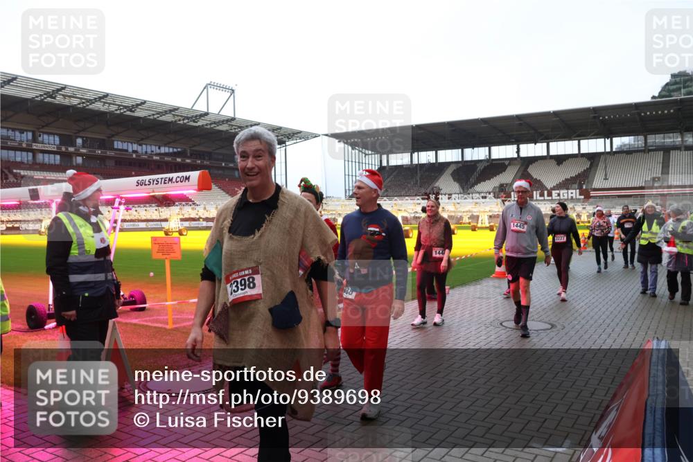 07.12.2025 - St. Pauli X-Mass-Run No. 15 Luisa Fischer http://msf.ph/oto/9389698 07.12.2025 12:06:02 Ziel 6314, 5, 1398, 688, 144, 1445, 2227, 5, 6, 666, 860, 1244, 1303, 1304, 1446, 1781, 2227, 3106, 3107, 3137, 3268, 3273, 3279, 4176, 4307, 4326, 4327, 4357, 4719, 4729, 4748, 4787, 4788, 4789 meine-sportfotos.de
