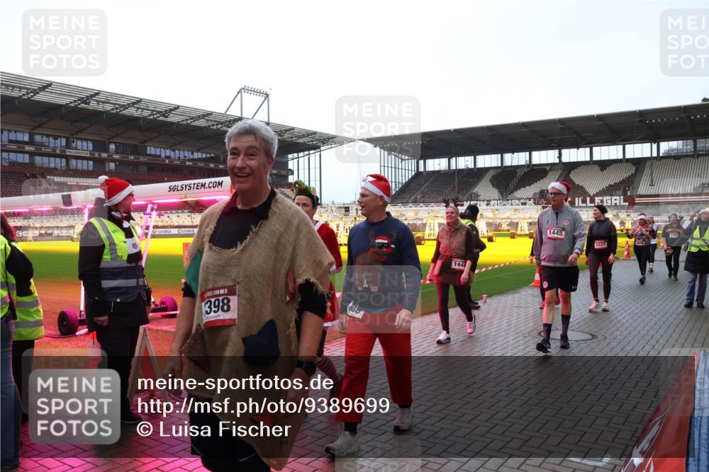 07.12.2025 - St. Pauli X-Mass-Run No. 15 Luisa Fischer http://msf.ph/oto/9389699 07.12.2025 12:06:02 Ziel 631, 15, 398, 688, 1444, 1445, 2227, 1781, 5, 6, 666, 860, 1244, 1303, 1304, 1446, 1781, 2227, 3106, 3107, 3137, 3268, 3273, 3279, 4176, 4307, 4326, 4327, 4357, 4719, 4729, 4748, 4787, 4788, 4789 meine-sportfotos.de