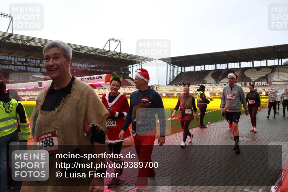 07.12.2025 - St. Pauli X-Mass-Run No. 15 Luisa Fischer http://msf.ph/oto/9389700 07.12.2025 12:06:03 Ziel 1910, 15, 398, 3604, 1444, 1445, 1785, 2227, 5, 6, 666, 860, 1244, 1303, 1304, 1446, 1781, 2227, 3106, 3107, 3137, 3268, 3273, 3279, 4176, 4307, 4326, 4327, 4357, 4719, 4729, 4748, 4787, 4788, 4789 meine-sportfotos.de