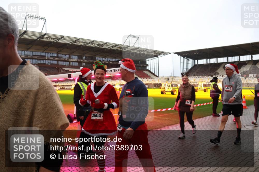 07.12.2025 - St. Pauli X-Mass-Run No. 15 Luisa Fischer http://msf.ph/oto/9389703 07.12.2025 12:06:03 Ziel 3604, 144, 1445, 5, 6, 666, 860, 1244, 1303, 1304, 1446, 1781, 2227, 3106, 3107, 3137, 3268, 3273, 3279, 4176, 4307, 4326, 4327, 4357, 4719, 4729, 4748, 4787, 4788, 4789 meine-sportfotos.de