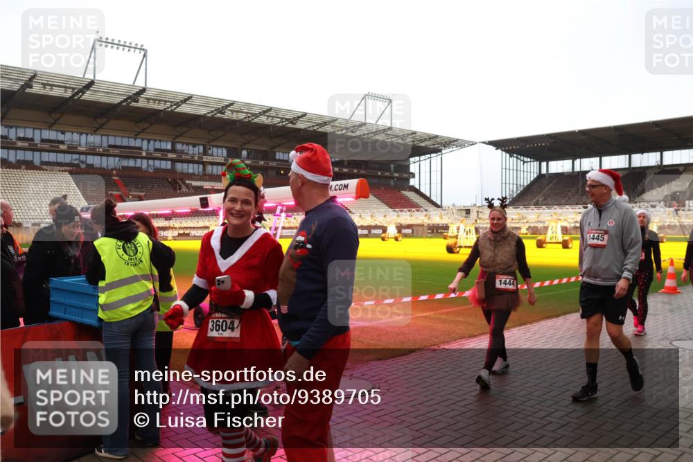 07.12.2025 - St. Pauli X-Mass-Run No. 15 Luisa Fischer http://msf.ph/oto/9389705 07.12.2025 12:06:04 Ziel 1910, 3604, 1, 1444, 1445, 5, 6, 666, 760, 768, 860, 1244, 1303, 1446, 1781, 2227, 3106, 3107, 3137, 3268, 3273, 3279, 4176, 4307, 4326, 4327, 4357, 4719, 4729, 4748, 4787, 4788, 4789 meine-sportfotos.de