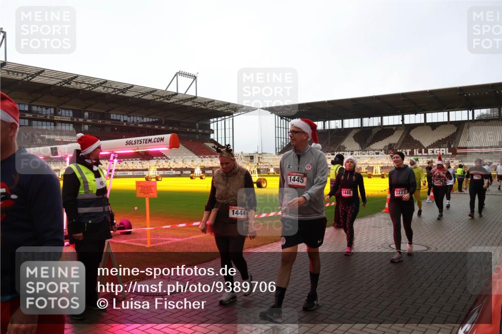 07.12.2025 - St. Pauli X-Mass-Run No. 15 Luisa Fischer http://msf.ph/oto/9389706 07.12.2025 12:06:05 Ziel 634, 1444, 1445, 1446, 2227, 1781, 5, 6, 666, 760, 768, 860, 1244, 1303, 1781, 2227, 3106, 3107, 3137, 3268, 3273, 3279, 4176, 4307, 4326, 4327, 4357, 4719, 4729, 4748, 4787, 4788, 4789 meine-sportfotos.de