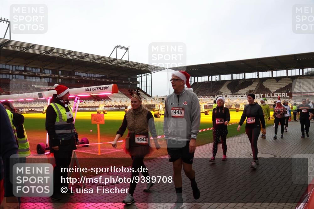 07.12.2025 - St. Pauli X-Mass-Run No. 15 Luisa Fischer http://msf.ph/oto/9389708 07.12.2025 12:06:05 Ziel 634, 1444, 1445, 1446, 2227, 1781, 5, 6, 666, 760, 768, 860, 1244, 1303, 1781, 2227, 3106, 3107, 3137, 3268, 3273, 3279, 4176, 4307, 4326, 4327, 4357, 4719, 4729, 4748, 4787, 4788, 4789 meine-sportfotos.de