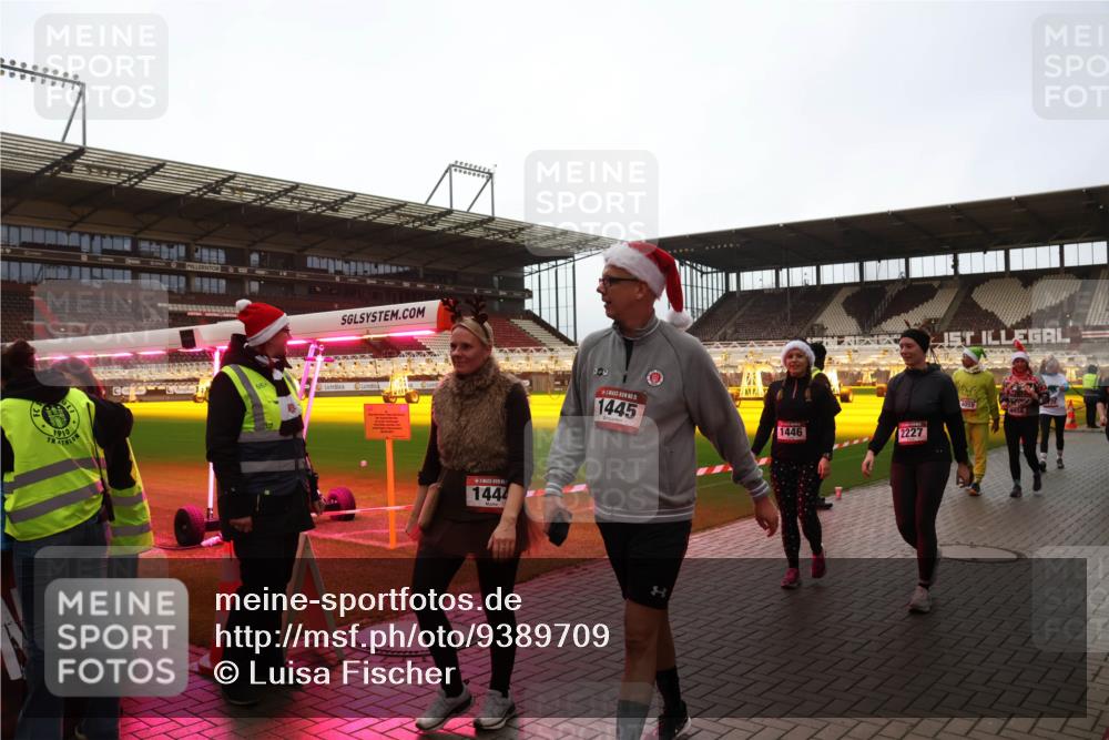 07.12.2025 - St. Pauli X-Mass-Run No. 15 Luisa Fischer http://msf.ph/oto/9389709 07.12.2025 12:06:05 Ziel 6314, 1910, 1444, 1445, 1446, 2227, 5, 6, 666, 760, 768, 860, 1244, 1303, 1781, 2227, 3106, 3107, 3137, 3268, 3273, 3279, 4176, 4307, 4326, 4327, 4357, 4719, 4729, 4748, 4787, 4788, 4789 meine-sportfotos.de