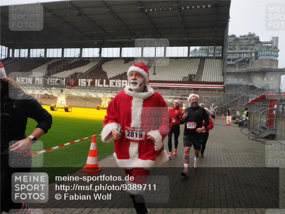 07.12.2025 - St. Pauli X-Mass-Run No. 15 Fabian Wolf http://msf.ph/oto/9389711 07.12.2025 10:22:12 Ziel 1371, 1488, 2817, 2818, 2819, 3431, 3736, 3999, 4000, 4321, 4322, 4323, 4415, 4774 meine-sportfotos.de