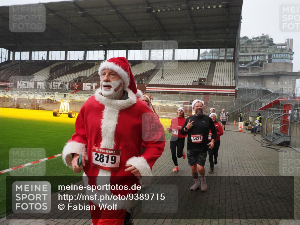 07.12.2025 - St. Pauli X-Mass-Run No. 15 Fabian Wolf http://msf.ph/oto/9389715 07.12.2025 10:22:12 Ziel 1371, 1488, 2817, 2818, 2819, 3431, 3736, 3999, 4000, 4321, 4322, 4323, 4415, 4774 meine-sportfotos.de
