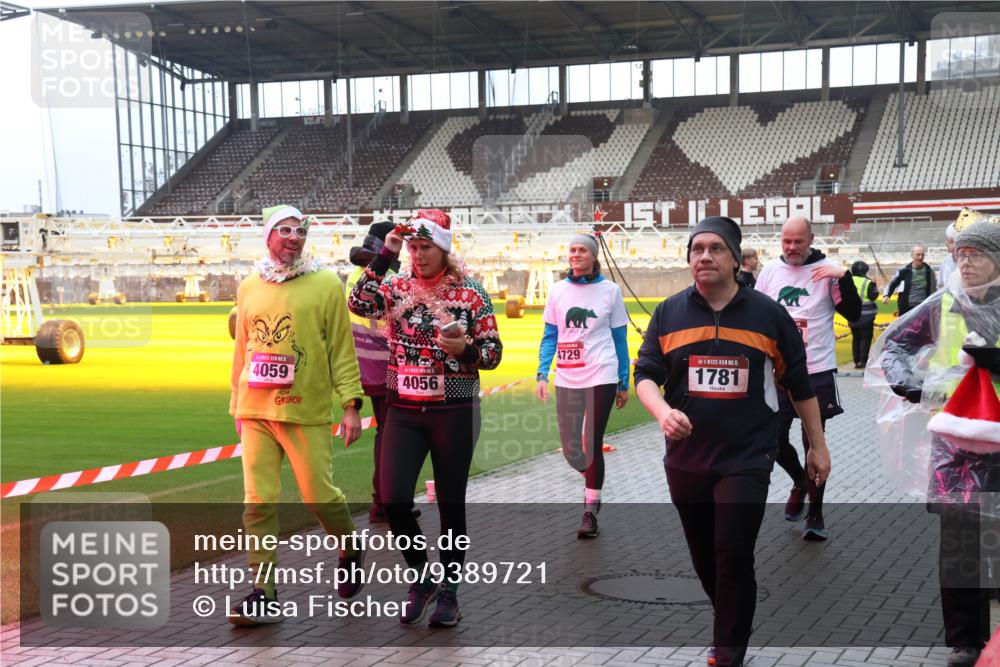 07.12.2025 - St. Pauli X-Mass-Run No. 15 Luisa Fischer http://msf.ph/oto/9389721 07.12.2025 12:06:09 Ziel 4059, 4729, 4056, 15, 1781, 5, 6, 666, 760, 768, 860, 1038, 1244, 1303, 1781, 2227, 3106, 3107, 3137, 4019, 4020, 4176, 4307, 4326, 4327, 4357, 4719, 4729, 4787, 4788, 4789 meine-sportfotos.de