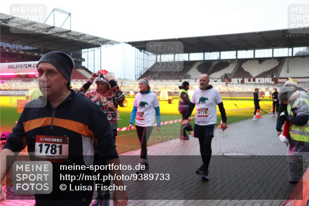 07.12.2025 - St. Pauli X-Mass-Run No. 15 Luisa Fischer http://msf.ph/oto/9389733 07.12.2025 12:06:12 Ziel 15, 1781, 4719, 5, 6, 760, 768, 1038, 1244, 1303, 1781, 2227, 3106, 3107, 3137, 4019, 4020, 4176, 4307, 4326, 4327, 4357, 4405, 4413, 4719, 4729, 4787, 4788, 4789 meine-sportfotos.de