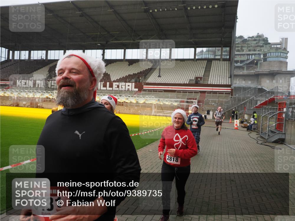 07.12.2025 - St. Pauli X-Mass-Run No. 15 Fabian Wolf http://msf.ph/oto/9389735 07.12.2025 10:22:13 Ziel 1371, 1488, 2817, 2818, 2819, 3431, 3736, 3999, 4000, 4415, 4774 meine-sportfotos.de