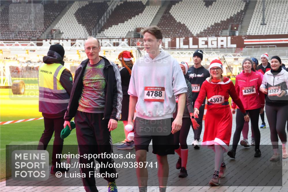 07.12.2025 - St. Pauli X-Mass-Run No. 15 Luisa Fischer http://msf.ph/oto/9389741 07.12.2025 12:06:24 Ziel 15, 4788, 137, 4326, 4307, 4327, 5, 6, 173, 189, 760, 768, 1038, 3106, 3107, 3137, 4019, 4020, 4176, 4307, 4326, 4327, 4357, 4405, 4413, 4729, 4787, 4788 meine-sportfotos.de