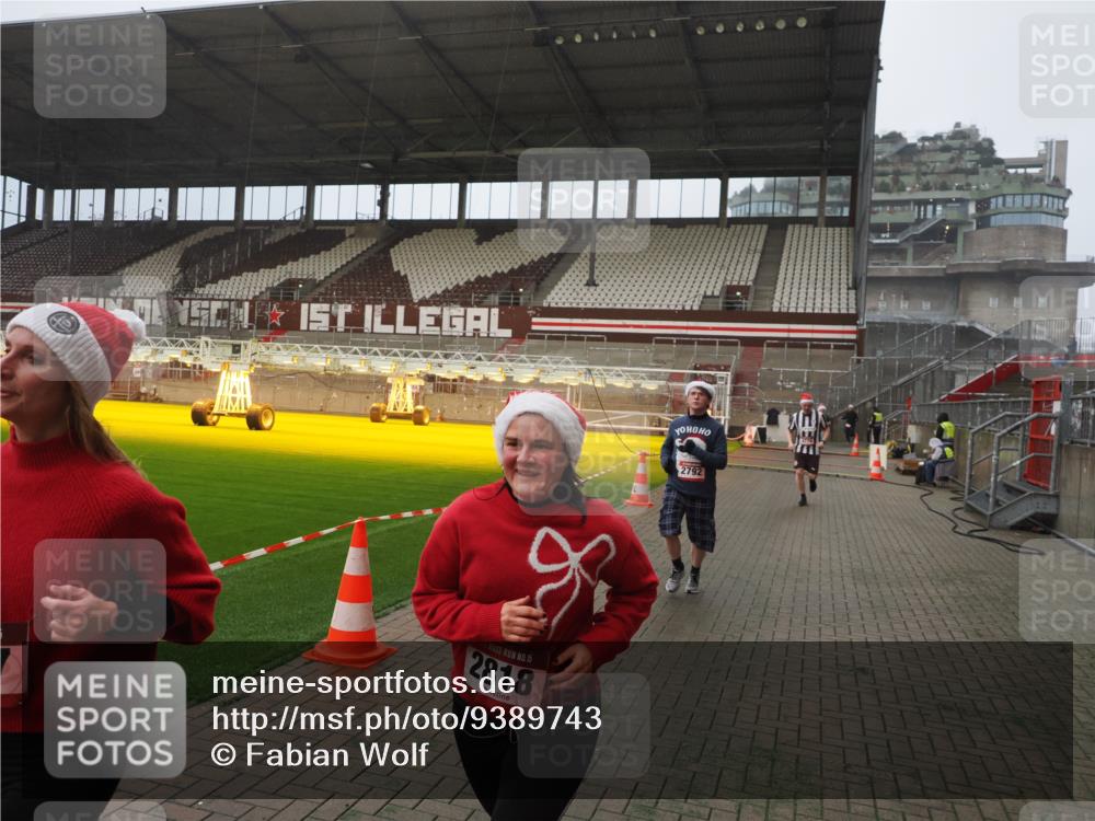 07.12.2025 - St. Pauli X-Mass-Run No. 15 Fabian Wolf http://msf.ph/oto/9389743 07.12.2025 10:22:14 Ziel 1371, 1488, 2817, 2818, 2819, 3431, 3736, 3999, 4000, 4415, 4774 meine-sportfotos.de