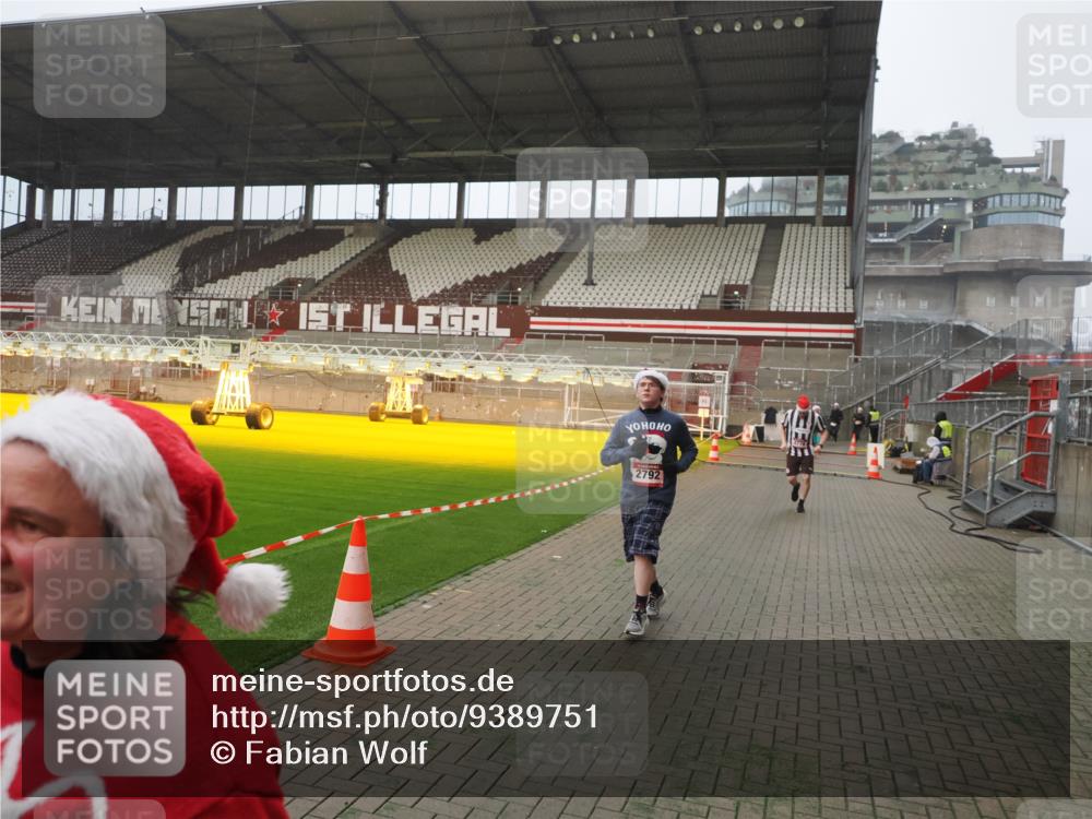 07.12.2025 - St. Pauli X-Mass-Run No. 15 Fabian Wolf http://msf.ph/oto/9389751 07.12.2025 10:22:14 Ziel 1371, 1488, 2817, 2818, 2819, 3431, 3736, 3999, 4000, 4415, 4774 meine-sportfotos.de