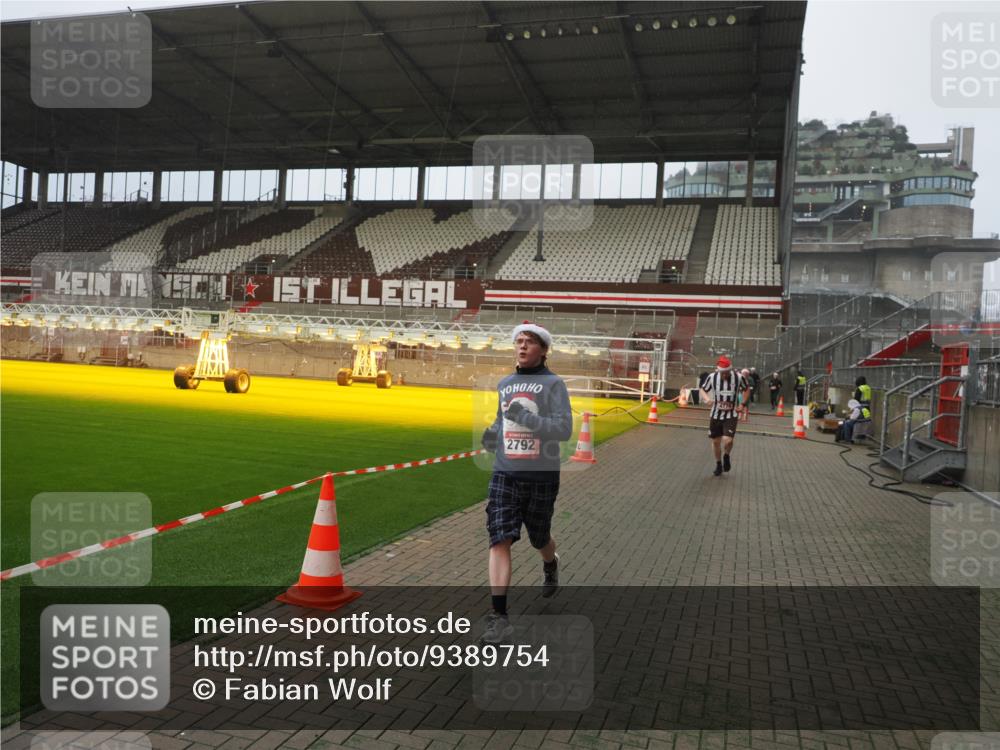 07.12.2025 - St. Pauli X-Mass-Run No. 15 Fabian Wolf http://msf.ph/oto/9389754 07.12.2025 10:22:15 Ziel 1371, 1488, 2184, 2817, 2818, 2819, 3431, 3736, 3999, 4000, 4415, 4774 meine-sportfotos.de