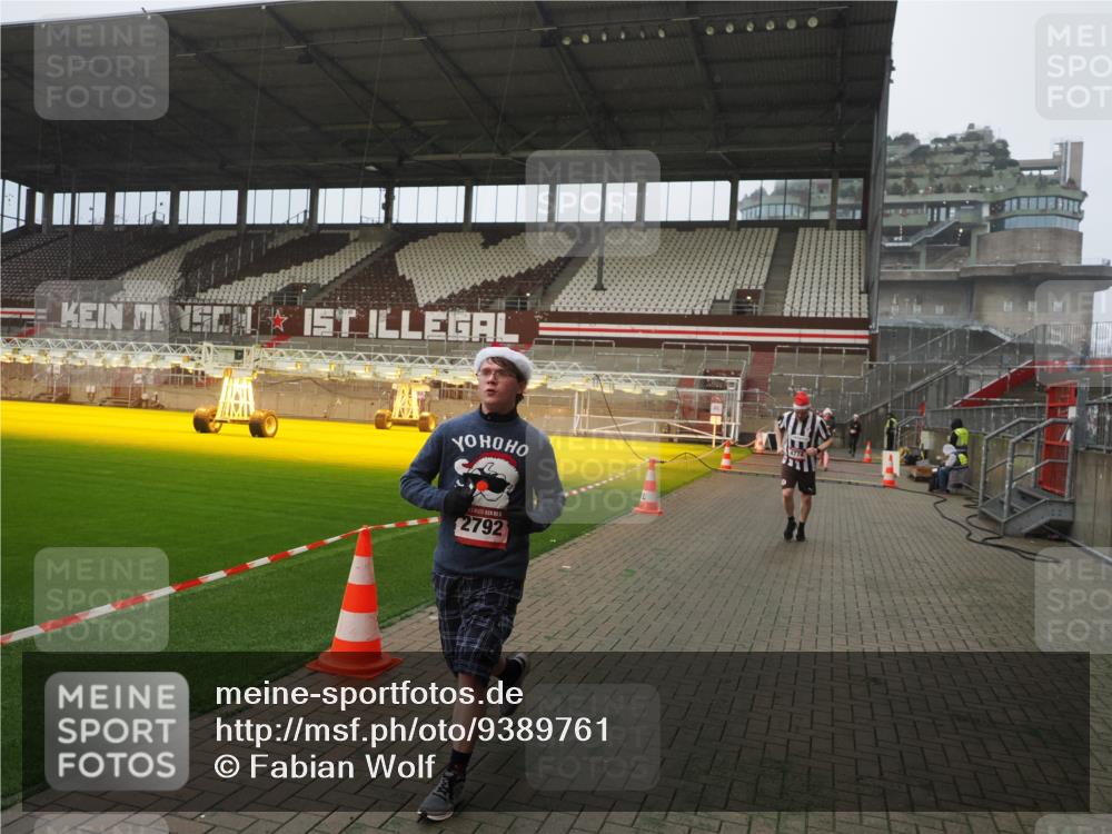 07.12.2025 - St. Pauli X-Mass-Run No. 15 Fabian Wolf http://msf.ph/oto/9389761 07.12.2025 10:22:15 Ziel 1371, 1488, 2184, 2817, 2818, 2819, 3431, 3736, 3999, 4000, 4415, 4774 meine-sportfotos.de