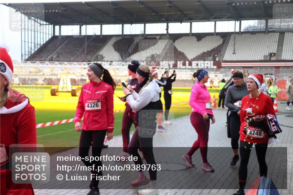 07.12.2025 - St. Pauli X-Mass-Run No. 15 Luisa Fischer http://msf.ph/oto/9389763 07.12.2025 12:06:30 Ziel 4326, 4748, 5, 6, 173, 189, 760, 768, 1038, 1353, 1956, 1957, 2018, 3106, 3107, 3137, 4019, 4020, 4176, 4307, 4326, 4327, 4357, 4405, 4413 meine-sportfotos.de